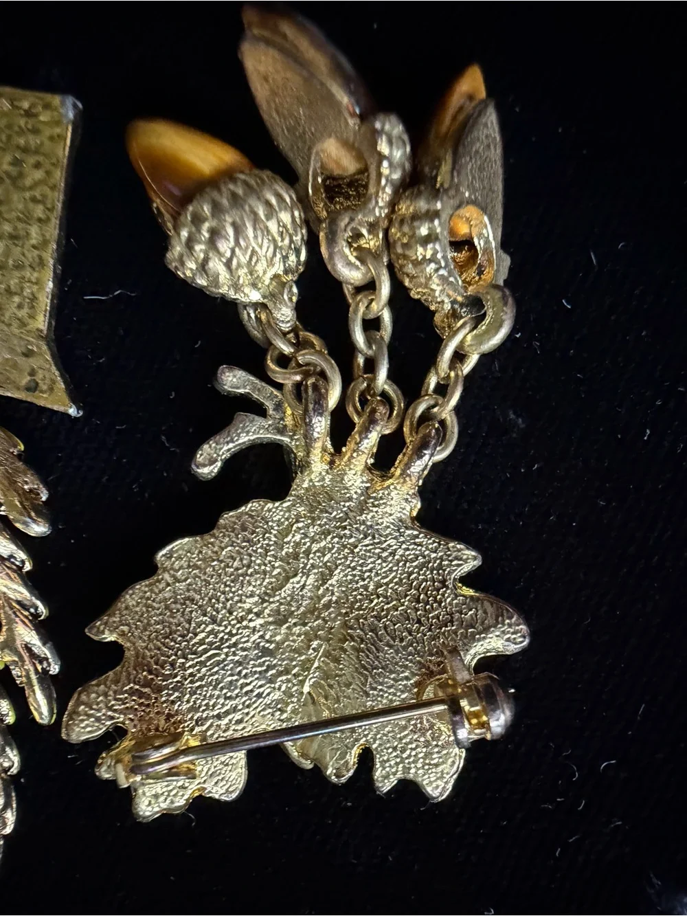 No brand 3d brooches including